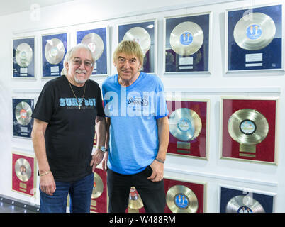 Hungen, Deutschland. 01. Juli, 2019. Karl-Heinz Ulrich (l) und sein Bruder Bernd lächeln in die Kamera des Fotografen in Bernd's Haus vor Silber und Gold Tonträgern. Credit: Silas Stein/dpa/Alamy leben Nachrichten Stockfoto