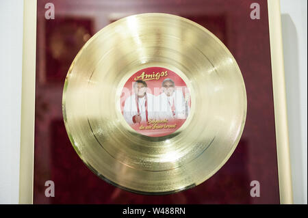 Hungen, Deutschland. 01. Juli, 2019. Ein goldener Tonträger hängt im Haus von Bernd Ulrich, Sänger der populären Schlager duo 'Die Amigos". Credit: Silas Stein/dpa/Alamy leben Nachrichten Stockfoto