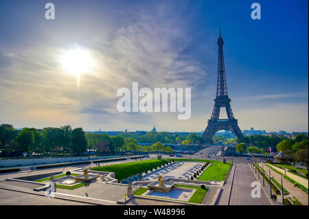Ein Blick auf den Eiffelturm von Jardins du Trocadero in Paris, Frankreich. Stockfoto