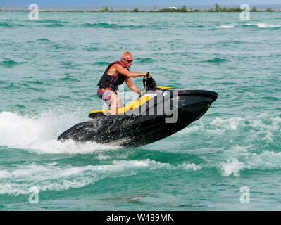 Mann, Wassermotorräder Blick vom Navy Pier, Chicago, Illinois. Not-Engine cutoff Lanyard sichtbar. Stockfoto