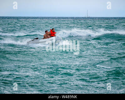 Männer in einem motorisierten Schlauchboot, Beiboot, Kabbelwasser, Lake Michigan, Chicago, Illinois. Stockfoto