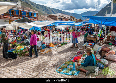 Eine bunte Auswahl an frischem Obst und Gemüse zum Verkauf auf dem Markt von Pisac im Heiligen Tal der Inkas. Stockfoto