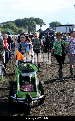 Macclesfield, Großbritannien, 20. Juli 2019. Tag drei feiert 50 Jahre seit den Mondlandungen am Bluedot Festival. Die vier Tage Festival bringt Wissenschaft und Musik zusammen mit dem Lovell Telescope als Hintergrund, Jodrell Bank, Macclesfield, Cheshire, UK. Quelle: Barbara Koch/Alamy leben Nachrichten Stockfoto