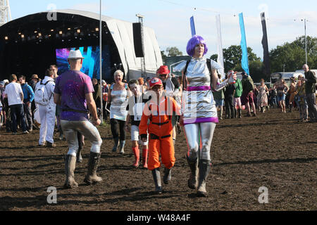 Macclesfield, Großbritannien, 20. Juli 2019. Tag drei feiert 50 Jahre seit den Mondlandungen am Bluedot Festival. Die vier Tage Festival bringt Wissenschaft und Musik zusammen mit dem Lovell Telescope als Hintergrund, Jodrell Bank, Macclesfield, Cheshire, UK. Quelle: Barbara Koch/Alamy leben Nachrichten Stockfoto