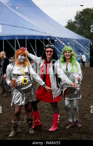 Macclesfield, Großbritannien, 20. Juli 2019. Tag drei feiert 50 Jahre seit den Mondlandungen am Bluedot Festival. Die vier Tage Festival bringt Wissenschaft und Musik zusammen mit dem Lovell Telescope als Hintergrund, Jodrell Bank, Macclesfield, Cheshire, UK. Quelle: Barbara Koch/Alamy leben Nachrichten Stockfoto