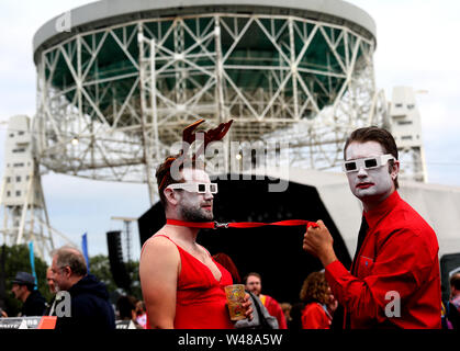 Macclesfield, Großbritannien, 20. Juli 2019. Freunde warten auf Kraftwerk auf der Hauptbühne am Tag drei der feiert 50 Jahre seit den Mondlandungen am Bluedot Festival zu erscheinen. Die vier Tage Festival bringt Wissenschaft und Musik zusammen mit dem Lovell Telescope als Hintergrund, Jodrell Bank, Macclesfield, Cheshire, UK. Quelle: Barbara Koch/Alamy leben Nachrichten Stockfoto