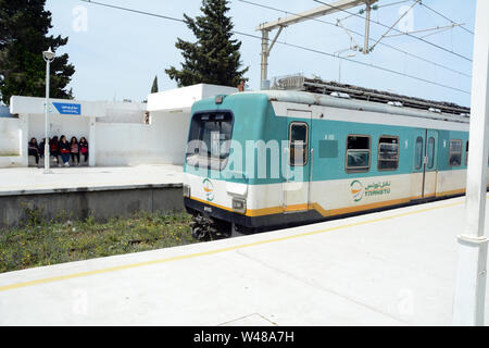 Tunesische Pendler an der Sidi Bou Said U-Bahn-Station in Tunis erwarten die Ankunft von einer U-Bahn, in Tunesien. Stockfoto