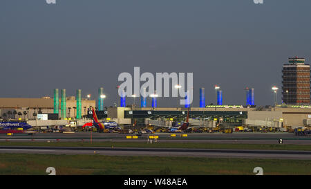 Internationaler Flughafen Los Angeles, LAX, Terminal 1 in der Abenddämmerung. Southwest Airlines verkehrt von Terminal 1 aus. Stockfoto