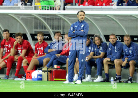 Houston, Texas, USA. 20. Juli 2019. FC Bayern München manager Niko Kovac (stehend) beobachtet das Geschehen auf dem Feld in der ersten Hälfte der Internationalen Champions Cup Fußball-Match zwischen Real Madrid CF und FC Bayern München bei NRG Stadion in Houston, TX am 20. Juli 2019. Credit: Erik Williams/ZUMA Draht/Alamy leben Nachrichten Stockfoto