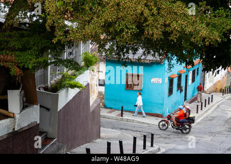 Die alten Häuser und die Schmale Straße mit Fußgängern vorbei am Bürgersteig und ein Motorradfahrer in der schmalen Gasse. El Hatillo Miranda Staat Caracas Stockfoto