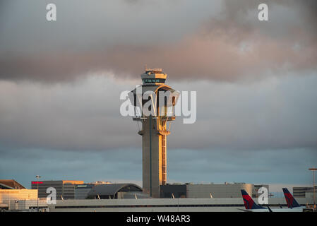 Bild, nach Süden, zeigt den Los Angeles International Airport, LAX, Kontrollturm. Stockfoto