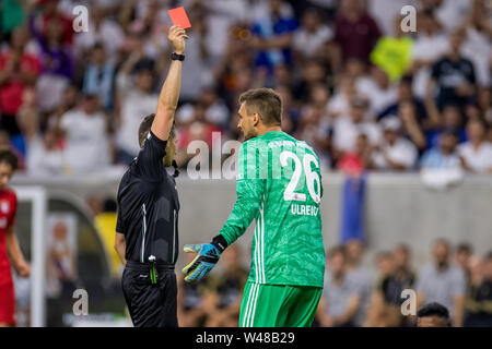 Houston, TX, USA. 20. Juli 2019. Bayern München Torhüter Sven Ulreich (26) Erhält eine rote Karte aus der Schiedsrichter in der zweiten Hälfte der Internationalen Champions Cup Fußball-Match zwischen dem FC Bayern München und Real Madrid an NRG Stadion in Houston, TX. FC Bayern gewann das Spiel 3 zu 1. Trask Smith/CSM/Alamy leben Nachrichten Stockfoto