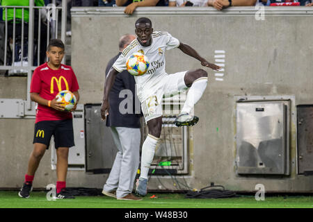 Houston, TX, USA. 20. Juli 2019. Real Madrid defender Ferland Mendy (23) steuert die Kugel während der zweiten Hälfte einer Internationalen Champions Cup Fußball-Match zwischen dem FC Bayern München und Real Madrid an NRG Stadion in Houston, TX. FC Bayern gewann das Spiel 3 zu 1. Trask Smith/CSM/Alamy leben Nachrichten Stockfoto