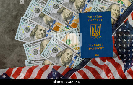 Ukrainische biometrischen Pass in die amerikanische Flagge mit Rechnungen von einhundert Dollar Stockfoto