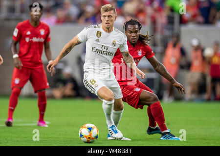 Houston, TX, USA. 20. Juli 2019. Real Madrid Mittelfeldspieler Toni Kroos (8) steuert die Kugel vor Bayern München Mittelfeldspieler Renato Sanches (35) während der ersten Hälfte eines Internationalen Champions Cup Fußball-Match zwischen dem FC Bayern München und Real Madrid an NRG Stadion in Houston, TX. FC Bayern gewann das Spiel 3 zu 1. Trask Smith/CSM/Alamy leben Nachrichten Stockfoto