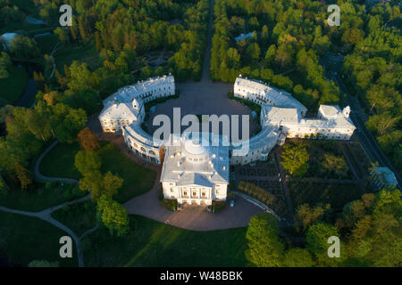 Die Ansicht von oben auf die pavlovsk Palace im Mai Abend. Näheren Umgebung von St. Petersburg, Russland Stockfoto