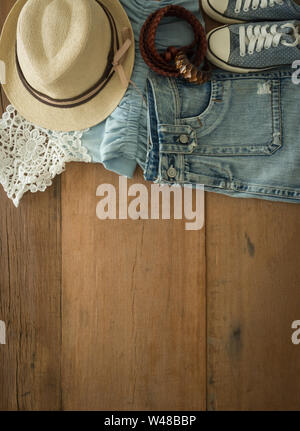 Outfit lässige Frau. Draufsicht auf Kleidung und Accessoires für Frauen. Stockfoto