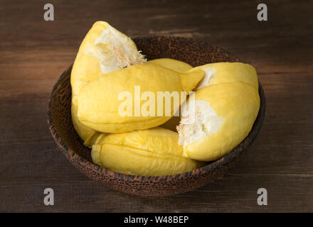 Durian Fruchtreife in der Schüssel auf dem Tisch. Stockfoto