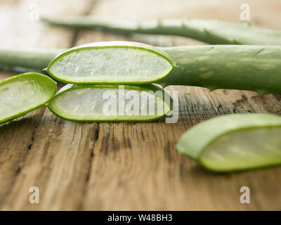 Aloe vera, die Stücke auf einem Holztisch. Soft Focus Stockfoto