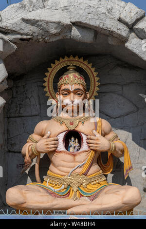 Hanuman Statue, Hindu Idol in der Nähe von Ganges, Rishikesh, Indien. Heilige Orte für Pilger. Statue, die schildern, Lord Hanuman öffnen seine Brust reißen und r Stockfoto