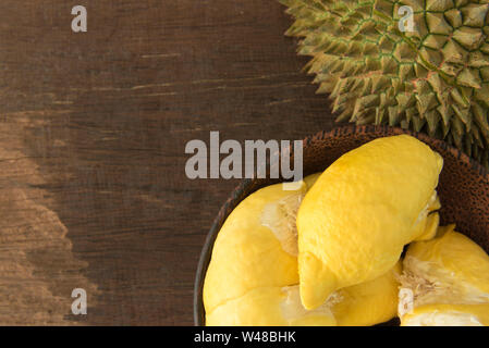 Durian Fruchtreife in der Schüssel auf dem Tisch. Stockfoto