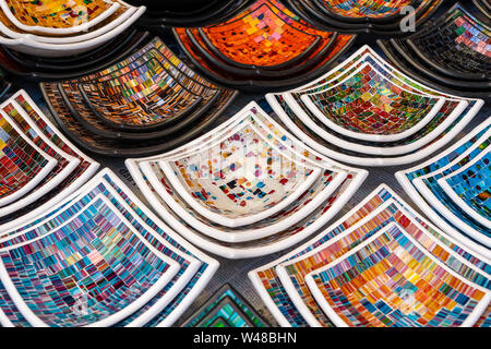 Buntes Mosaik dekorative Platten auf dem Markt für den Verkauf auf dem lokalen Markt in Ubud, Bali, Indonesien, Insel hautnah. Souvenirs für Touristen Stockfoto