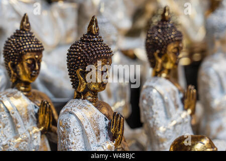 Buddha Figuren Souvenir auf dem Display zum Verkauf auf der Straße Markt in Ubud, Bali, Indonesien. Kunsthandwerk und Souvenir Shop angezeigt werden, schließen Stockfoto