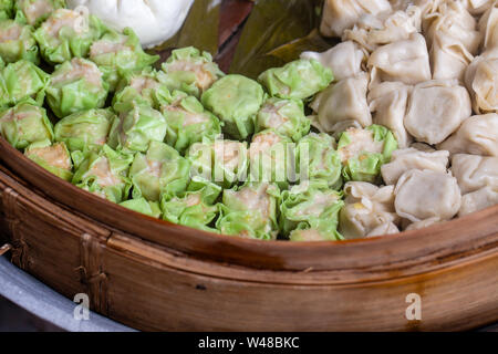 Frische Dim Sum in Bambus steamer, Chinesische Küche für den Verkauf am lokalen Markt in Ubud, Bali, Indonesien. Nahaufnahme Stockfoto