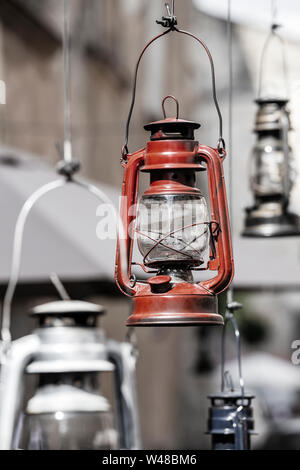 Dekorative Kerosinlampen hängen auf der Straße in der Nähe des Cafe in Lviv, Ukraine. Nahaufnahme Stockfoto