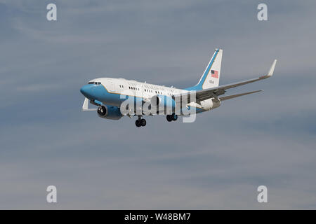 Vereinigte Staaten von Amerika (USAF) Flugzeugen (Boeing C-40 434) anfahren LAX für die Landung. Die Boeing C-40 ist eine militärische Version der Boeing 737. Stockfoto