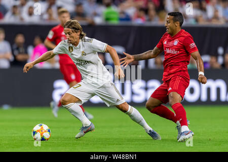 Juli 20, 2019: Real Madrid midfielder Luka Modric (10) und Bayern München Mittelfeldspieler Thiago Alcantara (6) Während der Internationalen Champions Cup zwischen Real Madrid und Bayern München FC am NRG Stadion in Houston, Texas die Kerbe an der Hälfte ist Bayern München führt 1-0 © Maria Lysaker/CSM Stockfoto