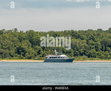 Große Yacht vor Anker in Smith's Cove aus Shelter Island, NY Stockfoto