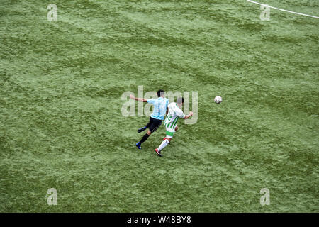 Srinagar, Indien. 20. Juli 2019. Irfan Ahmad von Team SRTC und Obair von Team Rahim Grüns sind in Aktion während einer Fußball-Liga Match in Srinagar, die Hauptstadt von J&K, Indien gesehen. Die jährlichen Fußball-Turnier der J&K Football Association kick begann am Kunstrasen Hier in Srinagar. Das Turnier wird durch District Football Association Srinagar, medizinischen Partner Rahim Grün & Fußball-Sponsor Sport International organisiert. Credit: SOPA Images Limited/Alamy leben Nachrichten Stockfoto