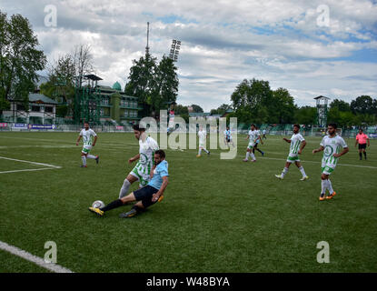 Srinagar, Indien. 20. Juli 2019. Abid Nabi von Team SRTC ist in Aktion während einer Fußball-Liga Match mit team Rahim Grüns in Srinagar, die Hauptstadt von J&K, Indien gesehen. Die jährlichen Fußball-Turnier der J&K Football Association kick begann am Kunstrasen Hier in Srinagar. Das Turnier wird durch District Football Association Srinagar, medizinischen Partner Rahim Grün & Fußball-Sponsor Sport International organisiert. Credit: SOPA Images Limited/Alamy leben Nachrichten Stockfoto