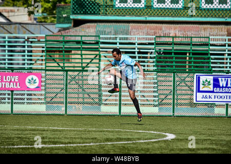 Srinagar, Indien. 20. Juli 2019. Rafiq Dar von Team SRTC ist in Aktion während einer Fußball-Liga Match mit team Rahim Grüns in Srinagar, die Hauptstadt von J&K, Indien gesehen. Die jährlichen Fußball-Turnier der J&K Football Association kick begann am Kunstrasen Hier in Srinagar. Das Turnier wird durch District Football Association Srinagar, medizinischen Partner Rahim Grün & Fußball-Sponsor Sport International organisiert. Credit: SOPA Images Limited/Alamy leben Nachrichten Stockfoto