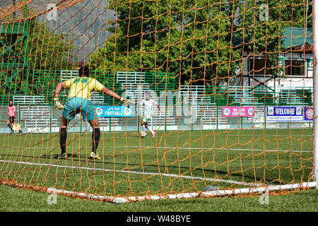 Srinagar, Indien. 20. Juli 2019. Burhan Ahmad von Team Rahim Grüns in Aktion während einer Fußball-Liga Match in Srinagar, die Hauptstadt von J&K, Indien gesehen. Die jährlichen Fußball-Turnier der J&K Football Association kick begann am Kunstrasen Hier in Srinagar. Das Turnier wird durch District Football Association Srinagar, medizinischen Partner Rahim Grün & Fußball-Sponsor Sport International organisiert. Credit: SOPA Images Limited/Alamy leben Nachrichten Stockfoto