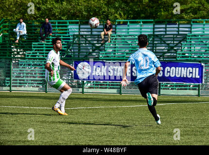 Srinagar, Indien. 20. Juli 2019. Aasif Ahmad von Team Rahim Grüns und Mushtaq Ali von Team SRTC sind in Aktion während einer Fußball-Liga Match in Srinagar, die Hauptstadt von J&K, Indien gesehen. Die jährlichen Fußball-Turnier der J&K Football Association kick begann am Kunstrasen Hier in Srinagar. Das Turnier wird durch District Football Association Srinagar, medizinischen Partner Rahim Grün & Fußball-Sponsor Sport International organisiert. Credit: SOPA Images Limited/Alamy leben Nachrichten Stockfoto