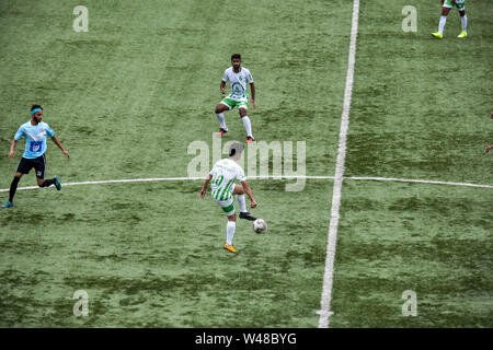 Srinagar, Indien. 20. Juli 2019. Irshad Wani von Team Rahim Greens ist in Aktion während einer Fußball-Liga Match mit Team SRTC in Srinagar, die Hauptstadt von J&K, Indien gesehen. Die jährlichen Fußball-Turnier der J&K Football Association kick begann am Kunstrasen Hier in Srinagar. Das Turnier wird durch District Football Association Srinagar, medizinischen Partner Rahim Grün & Fußball-Sponsor Sport International organisiert. Credit: SOPA Images Limited/Alamy leben Nachrichten Stockfoto