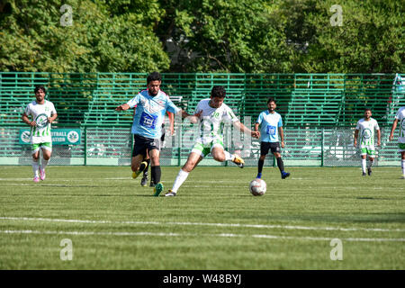 Srinagar, Indien. 20. Juli 2019. Moubachir Wani von Team Rahim Greens ist in Aktion während einer Fußball-Liga Match mit Team SRTC in Srinagar, die Hauptstadt von J&K, Indien gesehen. Die jährlichen Fußball-Turnier der J&K Football Association kick begann am Kunstrasen Hier in Srinagar. Das Turnier wird durch District Football Association Srinagar, medizinischen Partner Rahim Grün & Fußball-Sponsor Sport International organisiert. Credit: SOPA Images Limited/Alamy leben Nachrichten Stockfoto