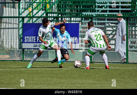 Srinagar, Indien. 20. Juli 2019. Rafiq Dar von Team SRTC in Aktion während einer Fußball-Liga Match in Srinagar, die Hauptstadt von J&K, Indien gesehen. Die jährlichen Fußball-Turnier der J&K Football Association kick begann am Kunstrasen Hier in Srinagar. Das Turnier wird durch District Football Association Srinagar, medizinischen Partner Rahim Grün & Fußball-Sponsor Sport International organisiert. Credit: SOPA Images Limited/Alamy leben Nachrichten Stockfoto