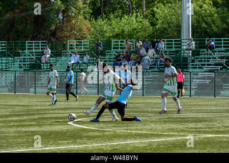 Srinagar, Indien. 20. Juli 2019. Junaid Nabi von Team Rahim Grüns und Owais Bhat von Team SRTC sind in Aktion während einer Fußball-Liga Match in Srinagar, die Hauptstadt von J&K, Indien gesehen. Die jährlichen Fußball-Turnier der J&K Football Association kick begann am Kunstrasen Hier in Srinagar. Das Turnier wird durch District Football Association Srinagar, medizinischen Partner Rahim Grün & Fußball-Sponsor Sport International organisiert. Credit: SOPA Images Limited/Alamy leben Nachrichten Stockfoto