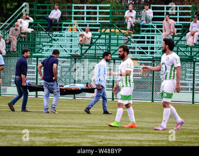 Srinagar, Indien. 20. Juli 2019. Majid Bhat von Team SRTC wird auf einer Bahre während einer Fußball-Liga Match mit team Rahim Grüns in Srinagar, evakuiert die Sommer Hauptstadt von J&K, Indien. Die jährlichen Fußball-Turnier der J&K Football Association kick begann am Kunstrasen Hier in Srinagar. Das Turnier wird durch District Football Association Srinagar, medizinischen Partner Rahim Grün & Fußball-Sponsor Sport International organisiert. Credit: SOPA Images Limited/Alamy leben Nachrichten Stockfoto