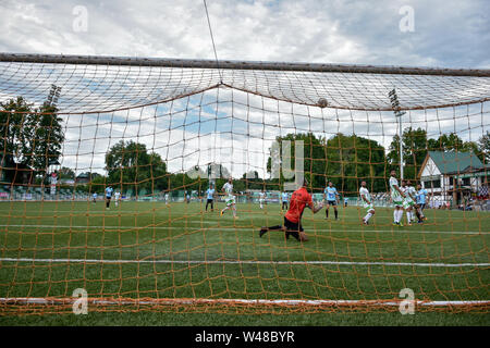 Srinagar, Indien. 20. Juli 2019. Fardeen Amin, Torwart von Team Rahim Greens ist in Aktion während einer Fußball-Liga Match mit Team SRTC in Srinagar, die Hauptstadt von J&K, Indien gesehen. Die jährlichen Fußball-Turnier der J&K Football Association kick begann am Kunstrasen Hier in Srinagar. Das Turnier wird durch District Football Association Srinagar, medizinischen Partner Rahim Grün & Fußball-Sponsor Sport International organisiert. Credit: SOPA Images Limited/Alamy leben Nachrichten Stockfoto