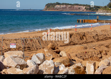 Bau von Verteidigungsanlagen Meer am Strand in collaroy wo König Gezeiten zuvor Häuser und Eigentum beschädigt haben, der Anstieg des Meeresspiegels Sydney Australien Stockfoto