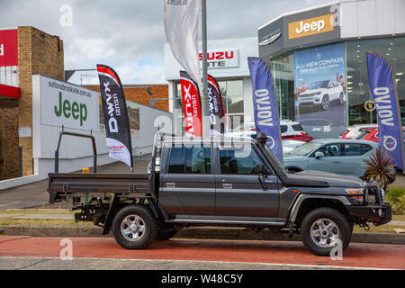 Toyota Landcruiser 70 Dual-CAN-Fahrzeug in Sydney außerhalb eines Jeep Autohaus, Sydney, Australien geparkt Stockfoto