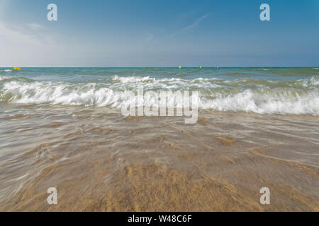 Weiche Welle der blaue Meer Sandstrand. Hintergrund. Stockfoto