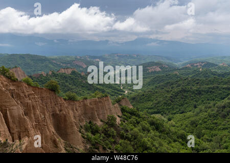 Rozhen Pyramiden - eine einzigartige Pyramide berge Felsen in Bulgarien, in der Nähe von Melnik. Stockfoto