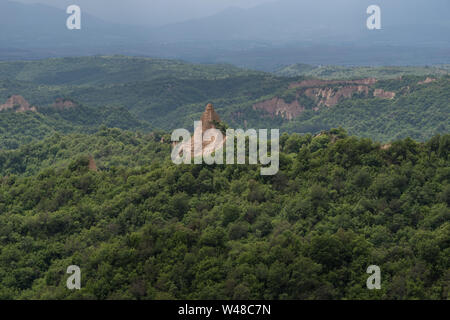 Rozhen Pyramiden - eine einzigartige Pyramide berge Felsen in Bulgarien, in der Nähe von Melnik. Stockfoto