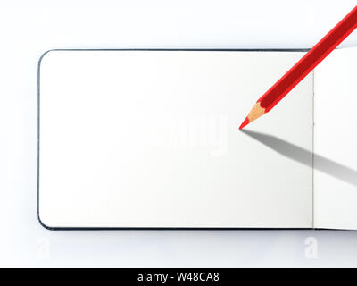 Malbuch, leere Seite mit roter Farbe Bleistift auf weißem Hintergrund isolieren Stockfoto