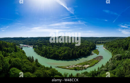 Drone Flug über eine gekrümmte River mit einer kleinen Insel. Stockfoto